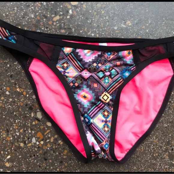 Bikini with two sets of bottoms - Picture 10 of 10